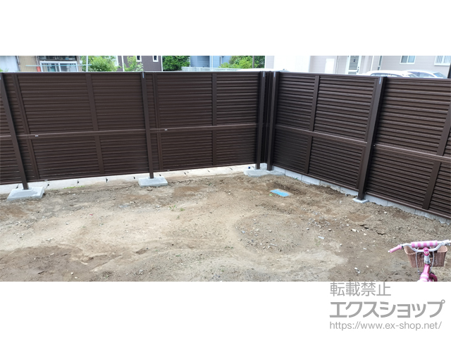 茨城県龍ケ崎市ののフェンス・柵 ミエーネフェンス 目隠しルーバータイプ 2段支柱 自立建て用 施工例