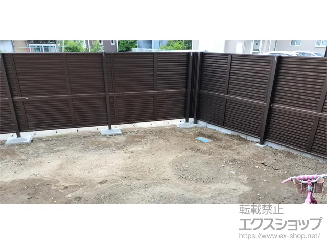 茨城県龍ケ崎市のValue Selectのフェンス・柵・塀 ミエーネフェンス 目隠しルーバータイプ 2段支柱 自立建て用 施工例