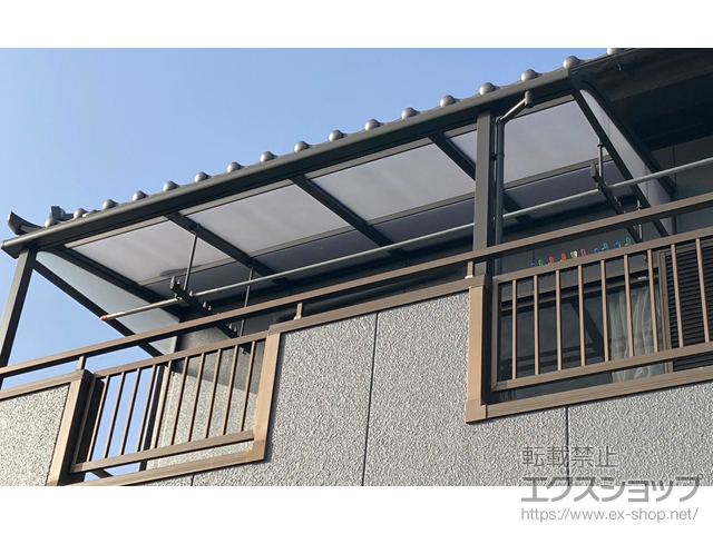 茨城県水戸市ののバルコニー・ベランダ屋根 スピーネ R型 屋根タイプ 単体 積雪〜20cm対応+吊下げ物干し+側面ランマパネル 施工例