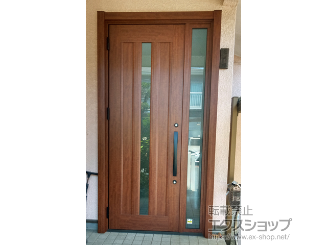 千葉県野田市のLIXIL リクシル（トステム）の玄関ドア リシェント玄関ドア3 C12N型 アルミ仕様 片袖仕様(ランマ無)外観右吊元 ※手動仕様 施工例