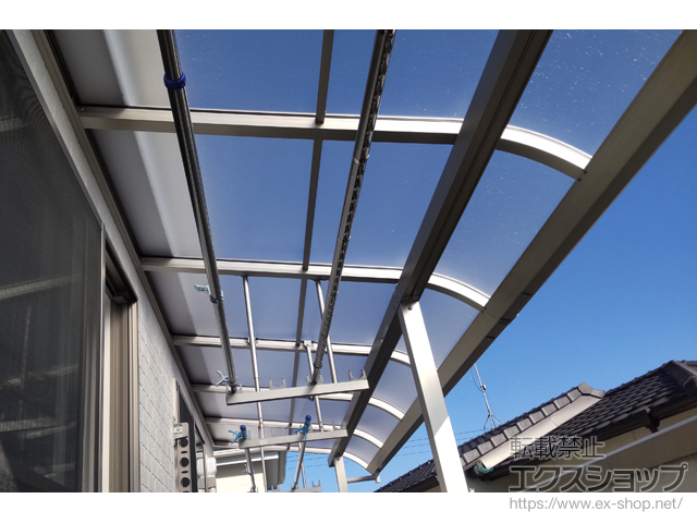 滋賀県守山市ののバルコニー・ベランダ屋根 プレシオステラスII R型 屋根タイプ 連棟 積雪〜20cm対応+吊り下げ式固定物干し 施工例