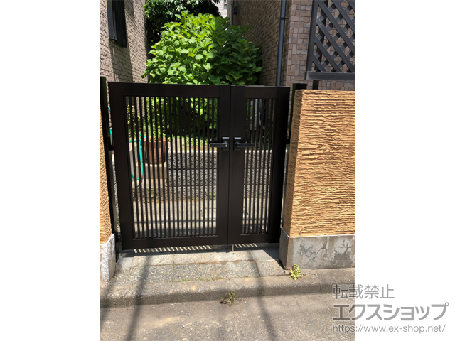 東京都大田区のの門扉 シンプレオ門扉2型 縦格子 両開き親子 門柱使用 施工例