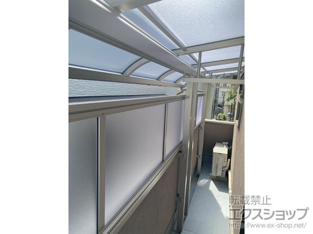 東京都江東区ののバルコニー・ベランダ屋根 プレシオステラスII R型 屋根タイプ 連棟 積雪〜20cm対応＋前面パネル＋吊り下げ式物干し 施工例