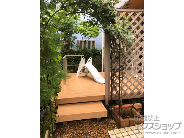 埼玉県さいたま市のYKKAPのウッドデッキ リウッドデッキ 200＋独立式リウッドステップ2型＋ルシアスデッキフェンスB02型＜横格子1本タイプ＞ 施工例