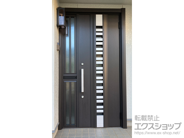 千葉県八街市のLIXIL リクシル（トステム）の玄関ドア リシェント玄関ドア3 G82型 断熱K4仕様 片袖仕様(ランマ無)外観右吊元 ※手動仕様 施工例