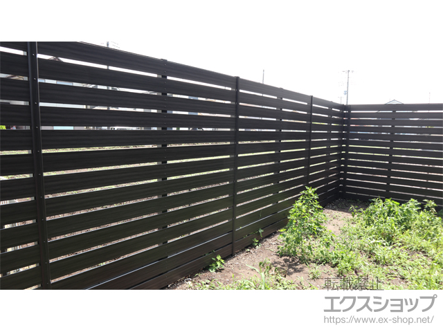 埼玉県入間市ののフェンス・柵 マイティウッド デコII 120サイズ 高尺タイプ H2000隙間20mm 施工例