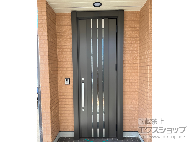 熊本県上益城郡御船町のLIXIL リクシル（トステム）の玄関ドア リシェント玄関ドア3 M27型 断熱K4仕様 片開き仕様(ランマ無)外観右吊元 ※手動仕様 施工例