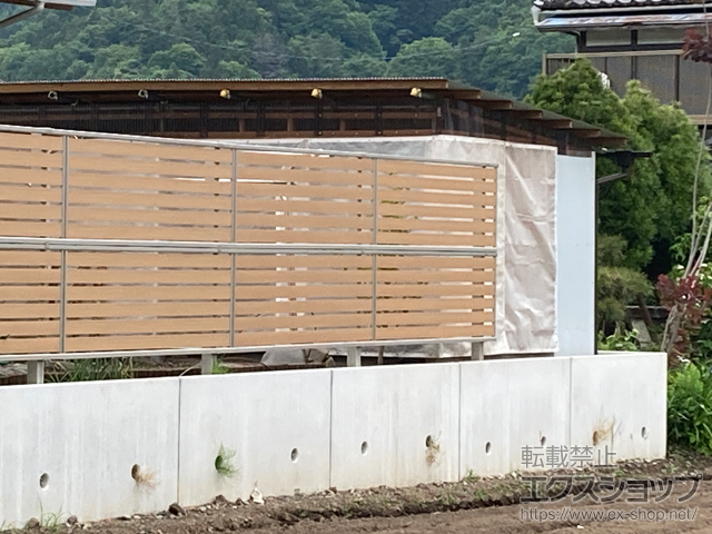 群馬県吾妻郡東吾妻町ののフェンス・柵 ルシアスフェンスF04型 横板 木調カラー 2段支柱 自立建て用 施工例