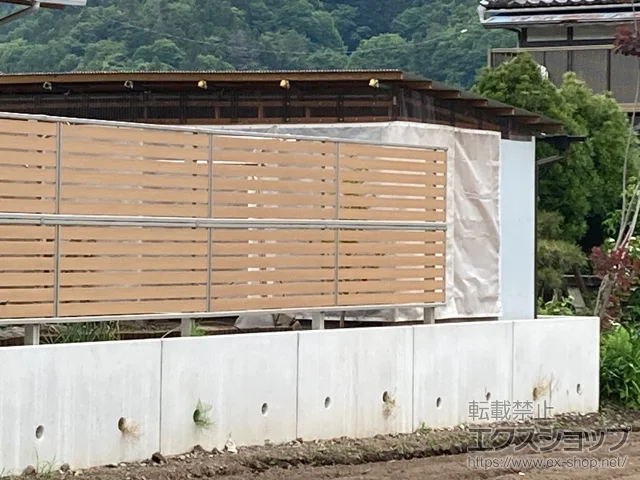 群馬県吾妻郡東吾妻町のYKKAPのフェンス ルシアスフェンスF04型 横板 木調カラー 2段支柱 自立建て用 施工例