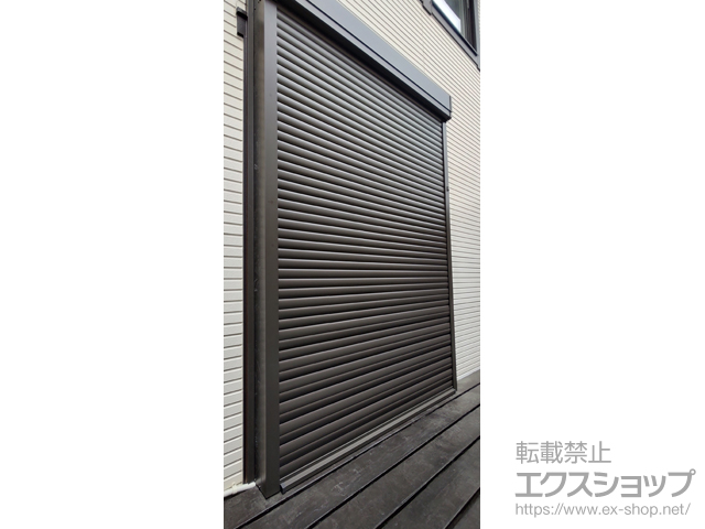 神奈川県中郡大磯町のLIXIL リクシル（トステム）のガレージシャッター ガレージシャッタークワトロ 電動式 外部付タイプ ※外部停電時開閉機構 施工例