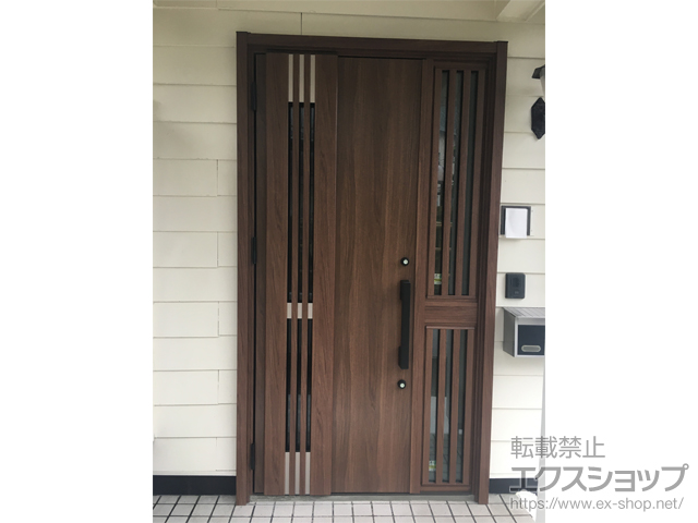 栃木県日光市のLIXIL リクシル（トステム）の玄関ドア リシェント玄関ドア3 M83型 断熱K4仕様 片袖飾り仕様(ランマ無)外観左吊元 ※手動仕様 施工例