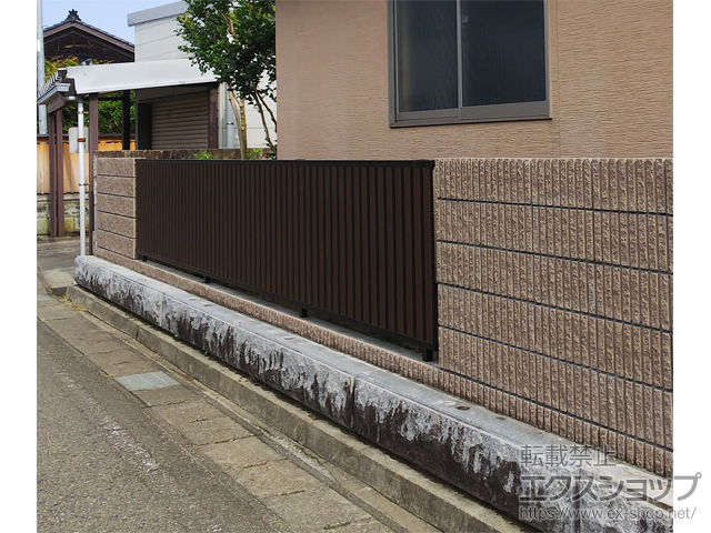 新潟県柏崎市ののフェンス・柵 ルシアスフェンスF01型 たて目隠し 木調カラー 自由柱施工 施工例