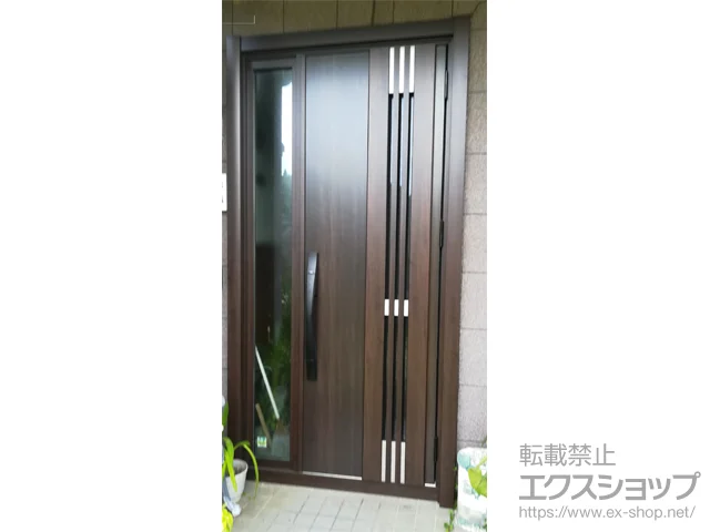 栃木県矢板市のの玄関ドア、内窓（二重窓・二重サッシ） リシェント玄関ドア3 M83型 断熱K2仕様 片袖仕様(ランマ無)外観右吊元 ※FamiLock仕様 施工例