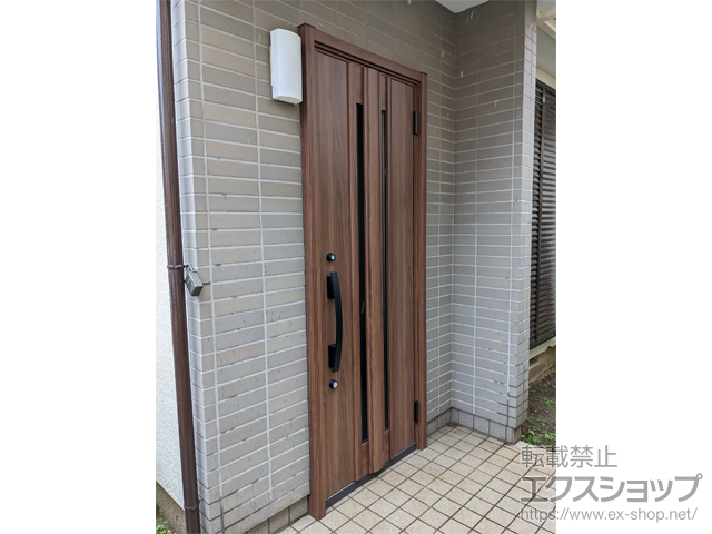 千葉県佐倉市のLIXIL リクシル（トステム）の玄関ドア リシェント玄関ドア3 G15型 断熱K2仕様 片開き仕様(ランマ無)外観右吊元 ※手動仕様 施工例