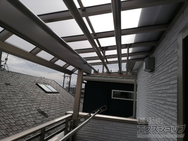 大阪府豊中市ののバルコニー・ベランダ屋根 ソラリア R型 1500 屋根タイプ 単体 積雪〜50cm対応＋吊り下げ式固定物干し 施工例