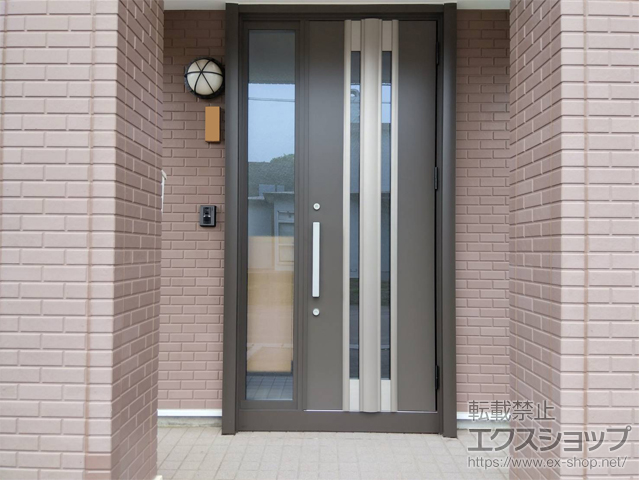 北海道函館市のLIXIL リクシル（トステム）の玄関ドア リシェント玄関ドア3 G77型 断熱K2仕様 片袖仕様(ランマ無)外観右吊元 ※手動仕様 施工例