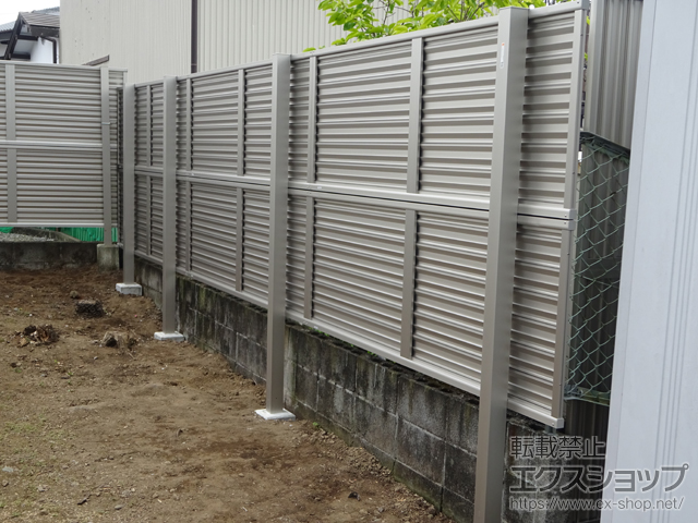 静岡県富士宮市ののフェンス・柵 ミエーネフェンス 目隠しルーバータイプ 2段支柱 自立建て用 施工例