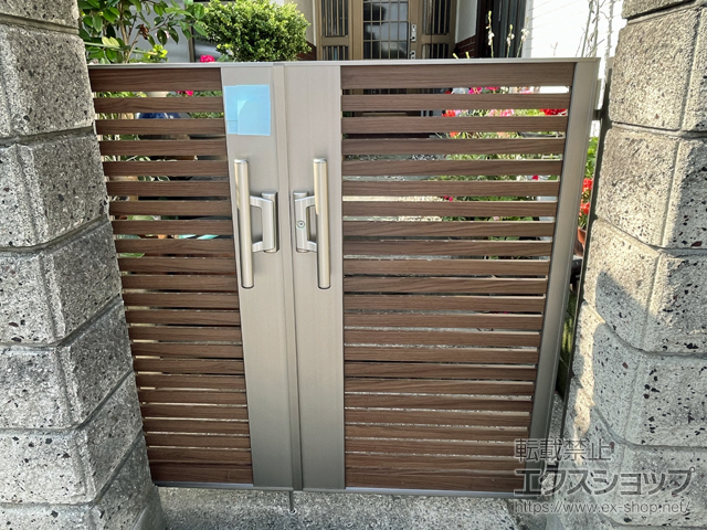埼玉県三郷市のの門扉 開き門扉AB ウッディYS1型 親子開き　柱使用 施工例