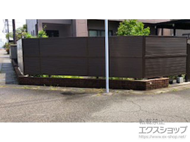 富山県射水市ののフェンス・柵 ミエーネフェンス 目隠しルーバータイプ 2段支柱 自立建て用 施工例