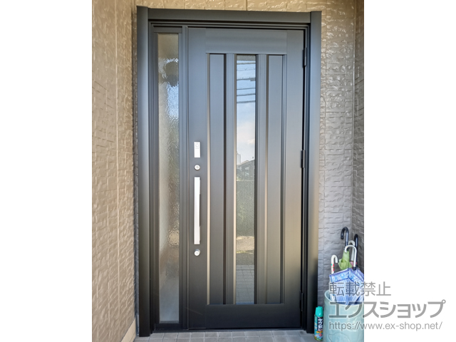 大阪府和泉市のLIXIL リクシル（トステム）の玄関ドア リシェント玄関ドア3 C12N型 アルミ仕様 片袖仕様(ランマ無)外観右吊元 ※タッチキー仕様(キー付リモコン) 施工例
