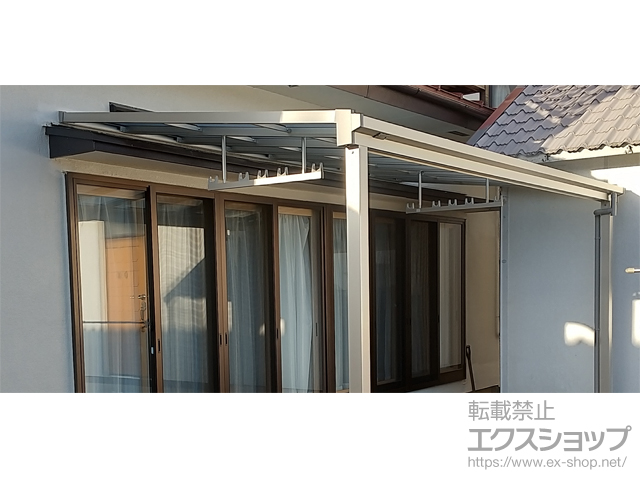長野県上伊那郡箕輪町ののテラス屋根 ソラリア F型 1500 テラスタイプ 単体 積雪〜50cm対応＋吊り下げ式 固定物干し ワイド 施工例