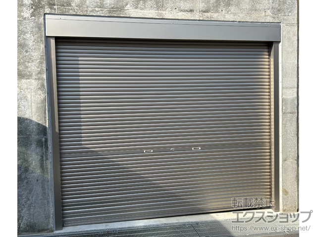 神奈川県川崎市のLIXIL リクシル（トステム）のガレージシャッター ガレージシャッタークワトロ 手動式 内部付タイプ 施工例