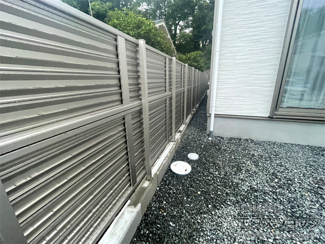 大阪府寝屋川市ののフェンス・柵 ミエーネフェンス 目隠しルーバータイプ 2段支柱 ブロック建て用 施工例