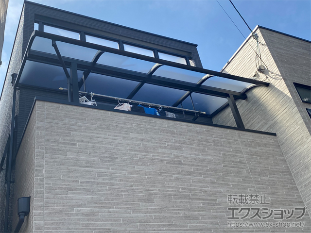 兵庫県尼崎市ののバルコニー・ベランダ屋根 ソラリア R型 屋根タイプ 単体 積雪〜20cm対応＋吊り下げ式固定物干し 施工例