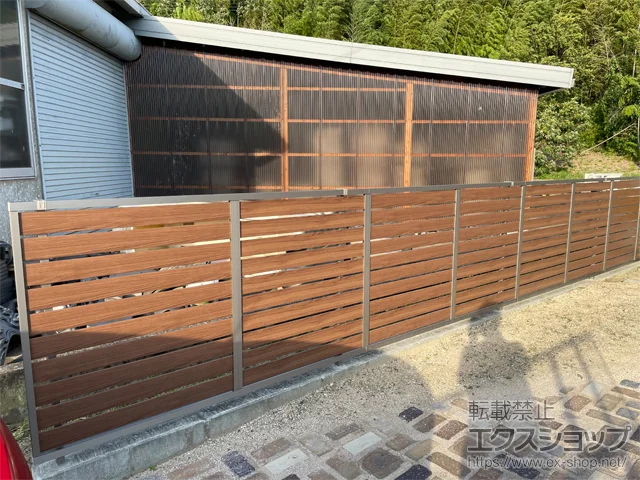 岡山県黒部市のValue Selectのフェンス・柵・塀 モクハイフェンス 木調色タイプ フリーポールタイプ 施工例