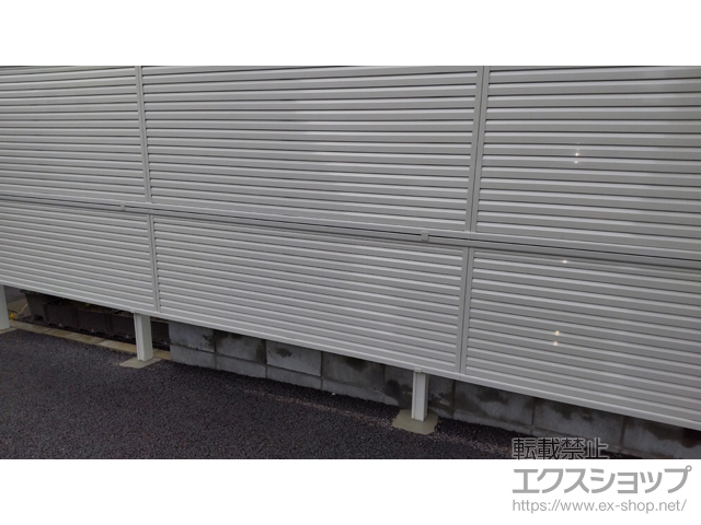 埼玉県ののフェンス・柵 ミエーネフェンス 目隠しルーバータイプ 2段支柱 自立建て用 施工例