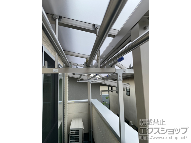 埼玉県川越市ののバルコニー・ベランダ屋根 プレシオステラスII R型 屋根タイプ 連棟 積雪〜20cm対応＋吊り下げ式物干し 施工例