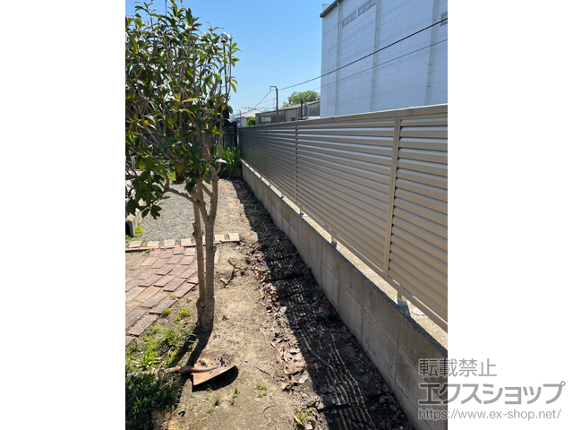 和歌山県伊都郡かつらぎ町ののフェンス・柵 ミエーネフェンス 目隠しルーバータイプ　自由柱施工 施工例