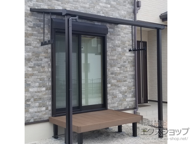 群馬県藤岡市ののウッドデッキ、テラス屋根 プレシオステラスII F型 テラスタイプ 単体 積雪〜20cm対応+吊り下げ物干し 施工例