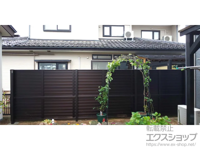 山形県鶴岡市のValue Selectのフェンス・柵・塀 モクアルフェンス 目隠しタイプ 2段支柱 自立建て用 施工例