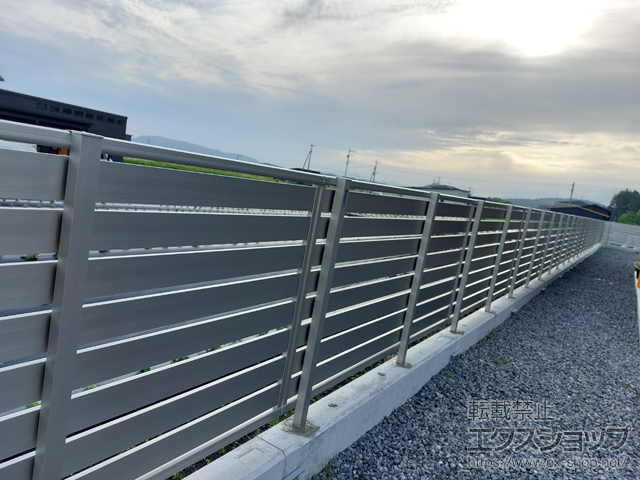 鹿児島県南九州市ののフェンス・柵 シンプレオフェンスSY1F型 横スリット 自由柱施工 施工例