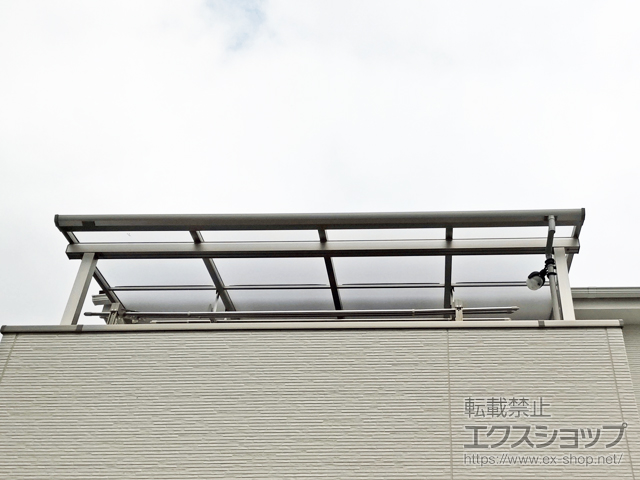 福岡県糟屋郡宇美町ののバルコニー・ベランダ屋根 プレシオステラスII F型 屋根タイプ 単体 積雪〜20cm対応+吊り下げ物干し 施工例