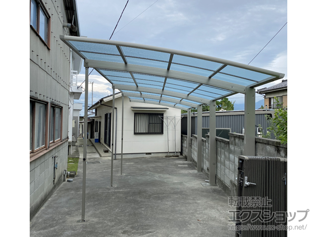 山梨県笛吹市ののカーポート アリュース 縦連棟　積雪〜20cm対応＋着脱式サポート柱 施工例