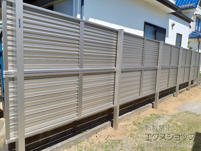 長野県松本市ののフェンス・柵 ミエーネフェンス 目隠しルーバータイプ 2段支柱 自立建て用 施工例
