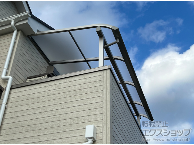 神奈川県横浜市ののバルコニー・ベランダ屋根 プレシオステラスII R型 屋根タイプ 単体 積雪〜20cm対応＋収納式物干し 直付けタイプ 施工例