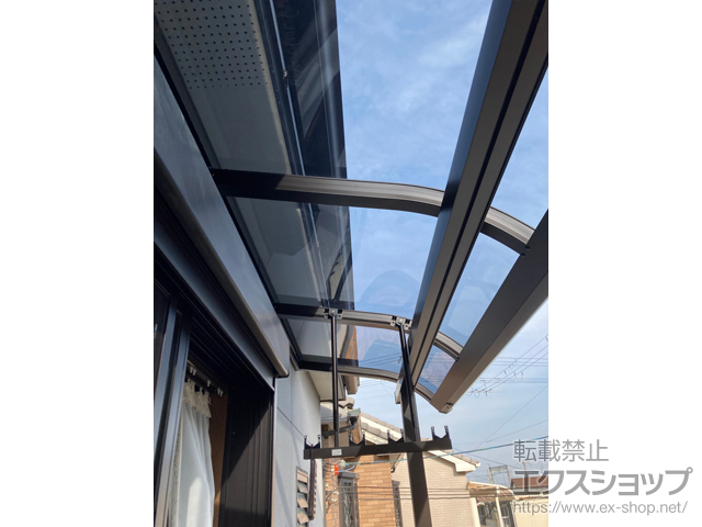 大阪府柏原市ののバルコニー・ベランダ屋根 プレシオステラスII R型 屋根タイプ 単体 積雪〜20cm対応＋吊り下げ物干し 施工例