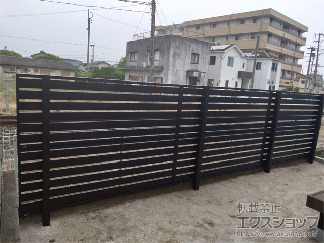 福岡県糟屋郡粕屋町ののフェンス・柵 モクアルフェンス 横板タイプ 2段支柱 自立建て用 施工例