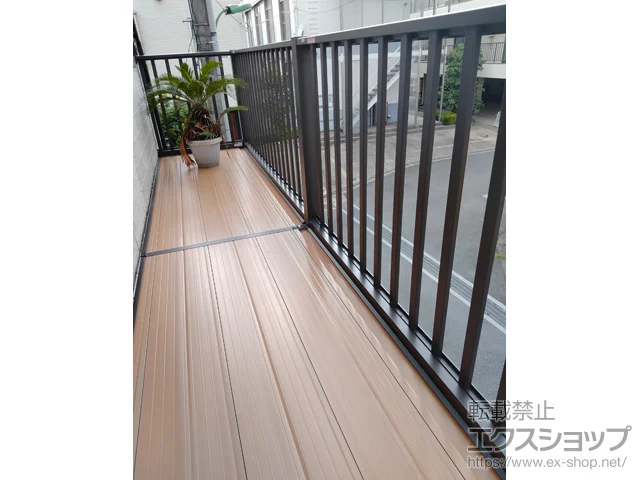 埼玉県朝霞市のLIXIL リクシル（トステム）のバルコニー・ベランダ ビューステージHスタイル 縦太格子 連棟 柱建て式 施工例