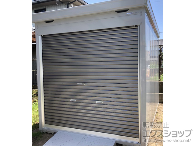 福岡県福岡市のの倉庫・ガレージ FM-2230HY-GM バイク保管庫 一般型 床付タイプ 2210×3050×2385 ハイルーフ FM-2230HY＋別売棚Dセット＋雨とい＋バイク用スロープ 施工例
