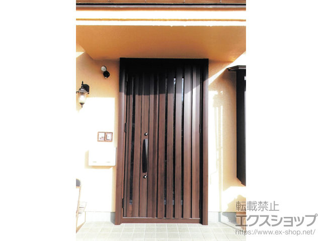 山梨県上野原市のLIXIL リクシル（トステム）の玄関ドア リシェント玄関ドア3 G14型 断熱K2仕様 親子仕様(ランマ無)外観右吊元 ※手動仕様 施工例