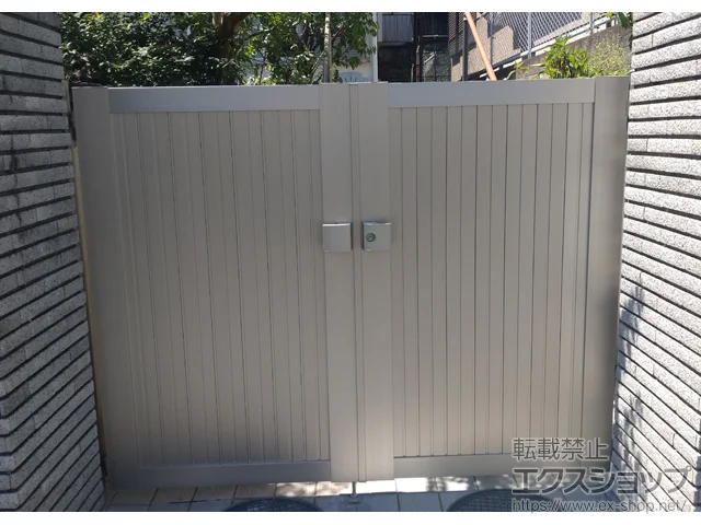 神奈川県横浜市のYKKAPの門扉 シンプレオ門扉6型 たて目隠し 両開き 門柱使用 施工例
