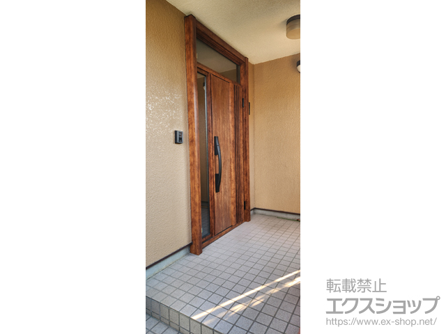 静岡県沼津市のLIXIL リクシル（トステム）の玄関ドア リシェント玄関ドア3 M83型 断熱K4仕様 片袖仕様(ランマ付)外観右吊元 ※FamiLock仕様 施工例