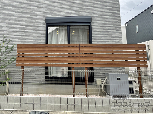 愛知県小牧市ののフェンス・柵 ルシアスフェンスH07型 横板 木調カラー 2段支柱 上段のみ自立建て用 施工例