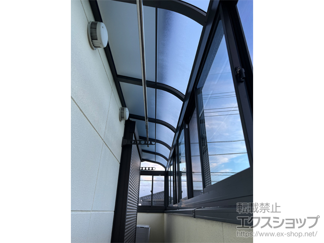 静岡県御殿場市ののテラス囲い・サンルーム サニージュ R型 造り付けバルコニー納まり ランマ無 積雪〜20cm対応＋壁付け物干しセット 施工例