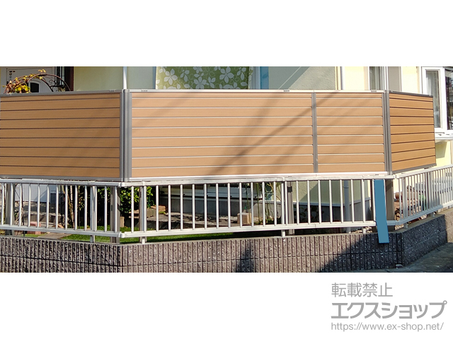 宮城県仙台市ののフェンス・柵 ルシアスフェンスF02型 横目隠し 木調カラー 自立建て用※ 上段のみ設置 施工例