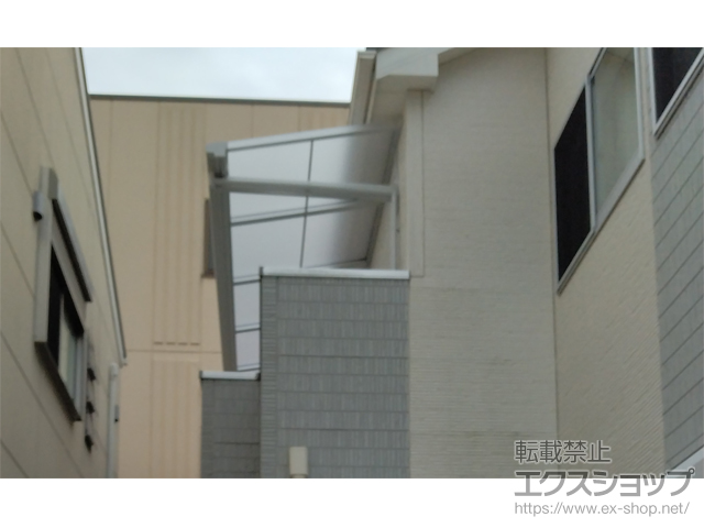 大阪府吹田市ののバルコニー・ベランダ屋根 スピーネ F型 ルーフタイプ 単体 積雪〜20cm対応＋吊り下げ物干Aセット 施工例